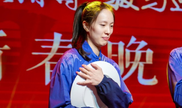 英雄联盟直播-泪目！30岁中国女排世界冠军退役：又美又能打，郎平助她跃升|郑益昕|福建女排|女排联赛|全国女排锦标赛|全运会_新浪体育_新浪新闻