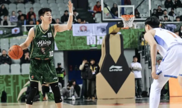 郭昊文全场14投仅2中，三分7中1得到9分1篮板6助攻3失误